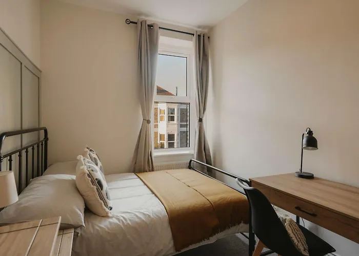 Spacious Three Bedroom House With Garden Bristol