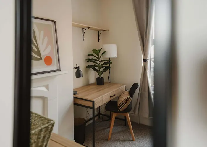 Spacious Three Bedroom House With Garden *