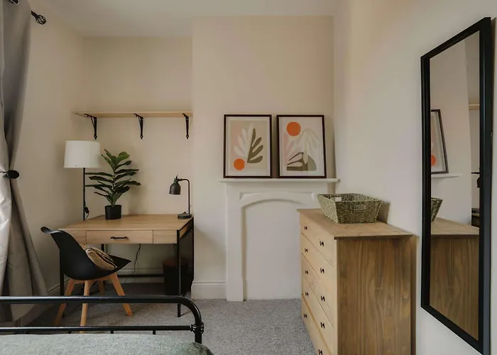 Spacious Three Bedroom House With Garden *