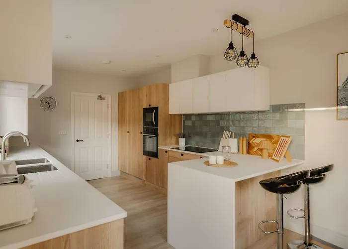 Spacious Three Bedroom House With Garden *