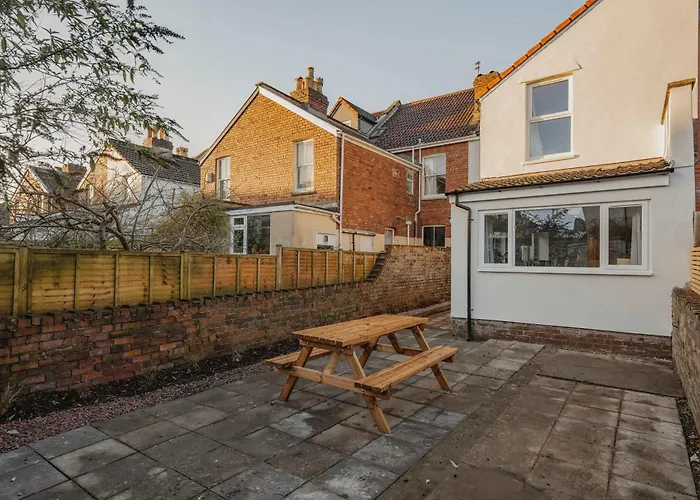 Spacious Three Bedroom House With Garden Bristol