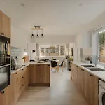 Spacious Three Bedroom House With Garden