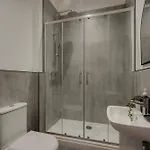 Будинок відпочинку Spacious Three Bedroom House With Garden *