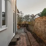 Spacious Three Bedroom House With Garden Будинок відпочинку
