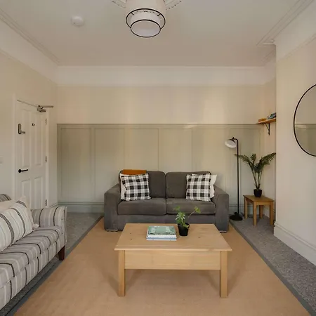 Spacious Three Bedroom House With Garden Бристоль