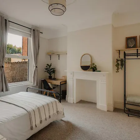 Spacious Three Bedroom House With Garden *