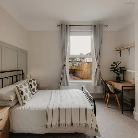 Spacious Three Bedroom House With Garden *