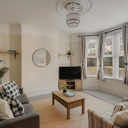 Spacious Three Bedroom House With Garden *