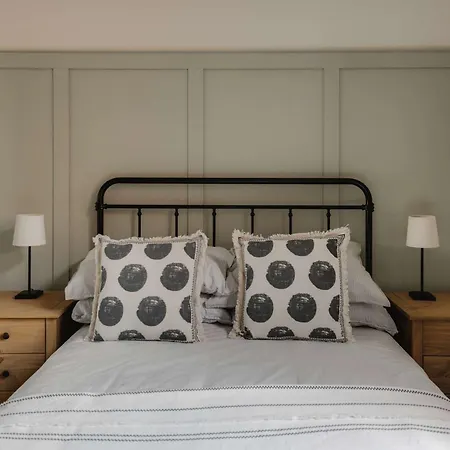 Spacious Three Bedroom House With Garden Bristol