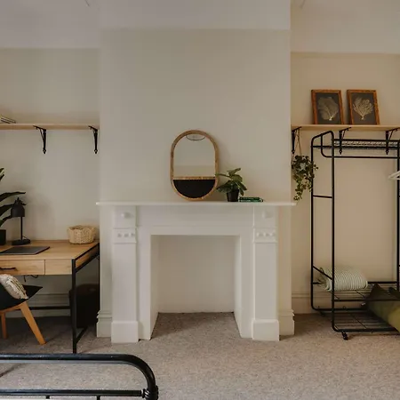 Spacious Three Bedroom House With Garden *