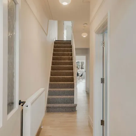 Spacious Three Bedroom House With Garden Vakantiehuis Bristol