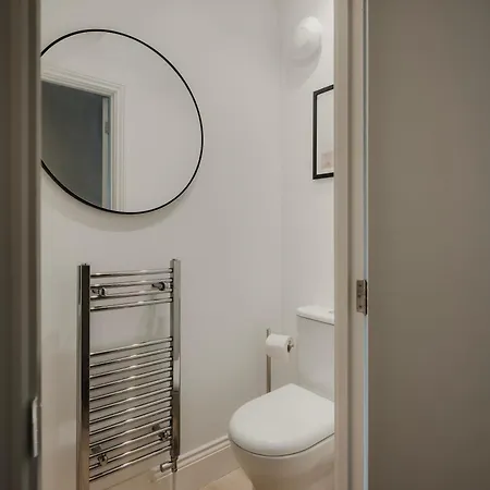 Spacious Three Bedroom House With Garden Vakantiehuis *