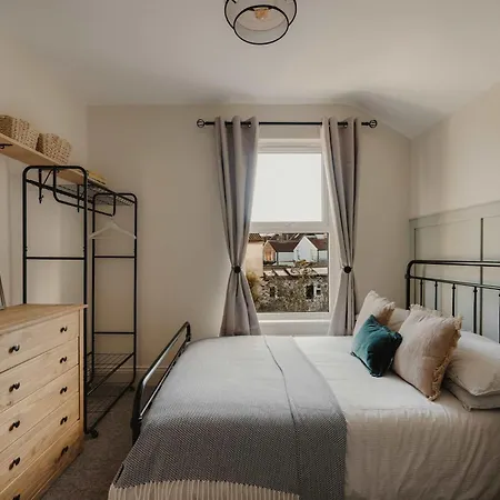 Spacious Three Bedroom House With Garden * Bristol
