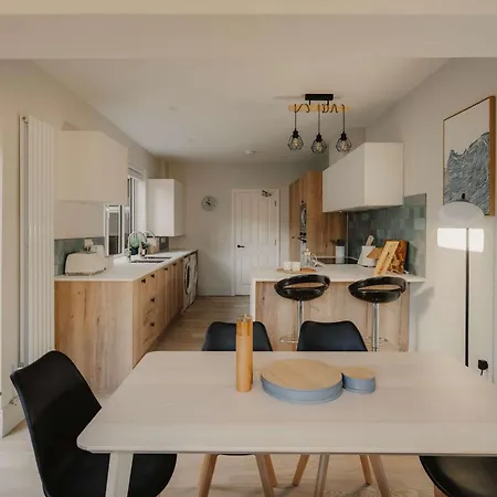 Spacious Three Bedroom House With Garden * Bristol