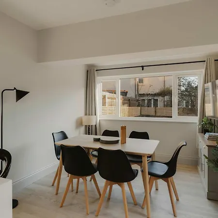 Spacious Three Bedroom House With Garden *