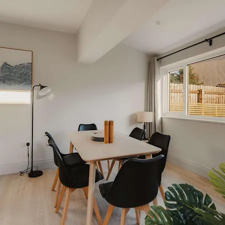 Spacious Three Bedroom House With Garden Vakantiehuis *