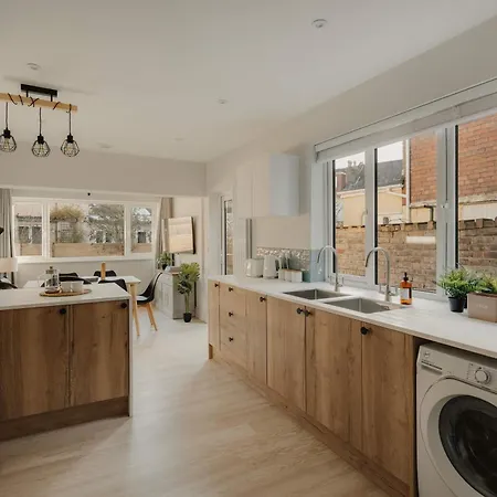 Spacious Three Bedroom House With Garden