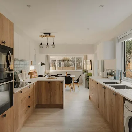 Spacious Three Bedroom House With Garden
