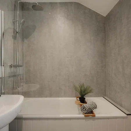 Spacious Three Bedroom House With Garden Vakantiehuis *