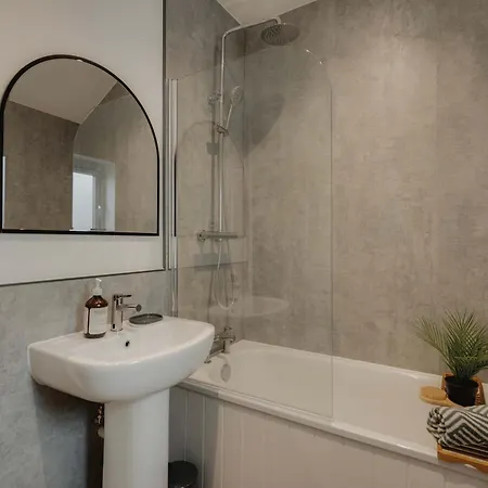 Spacious Three Bedroom House With Garden Vakantiehuis *