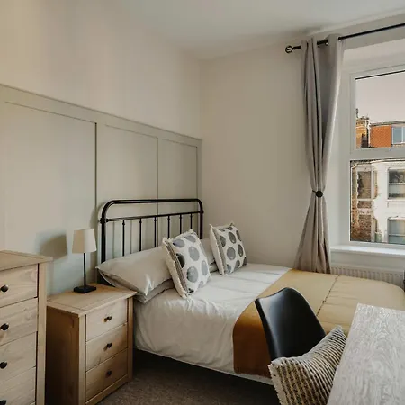 Vakantiehuis Spacious Three Bedroom House With Garden