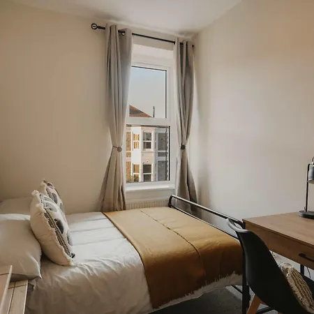 Spacious Three Bedroom House With Garden Bristol