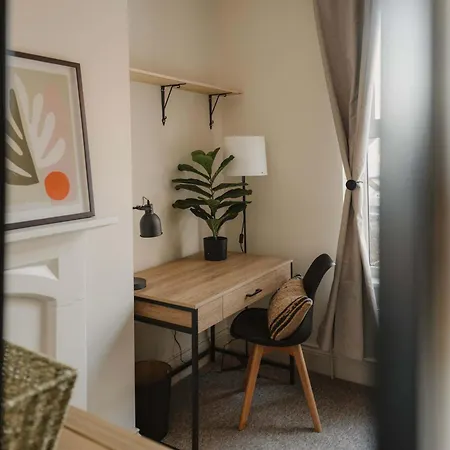 Spacious Three Bedroom House With Garden *