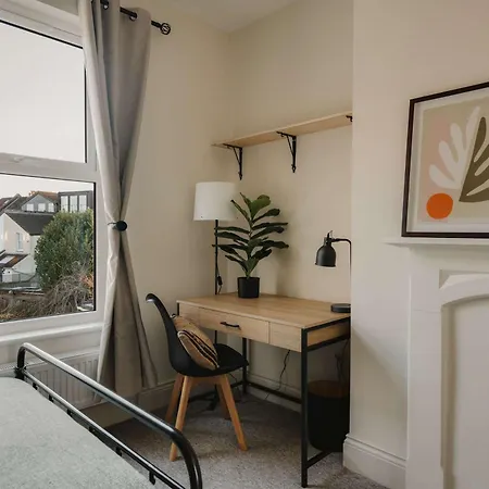 Spacious Three Bedroom House With Garden Vakantiehuis *
