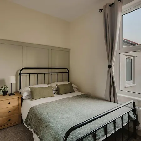 Spacious Three Bedroom House With Garden Vakantiehuis *