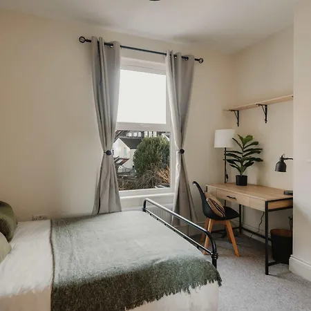 Spacious Three Bedroom House With Garden Vakantiehuis