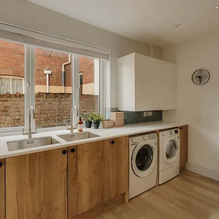 Spacious Three Bedroom House With Garden *