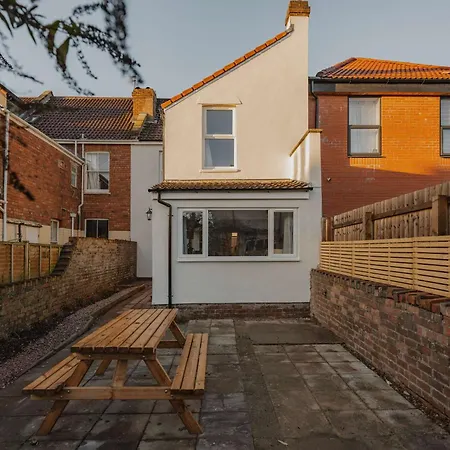Spacious Three Bedroom House With Garden * Bristol