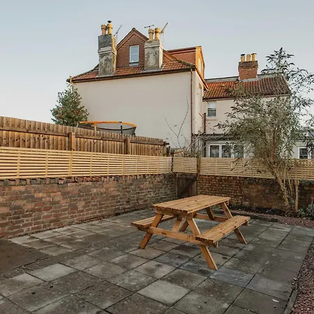 Spacious Three Bedroom House With Garden Bristol