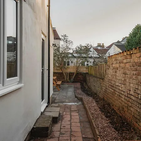 Spacious Three Bedroom House With Garden Vakantiehuis