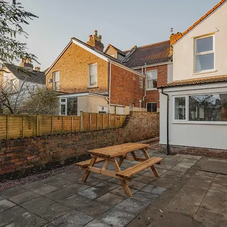 Spacious Three Bedroom House With Garden Bristol