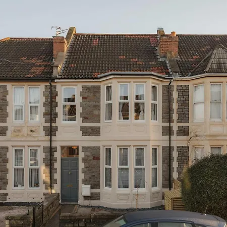 Spacious Three Bedroom House With Garden