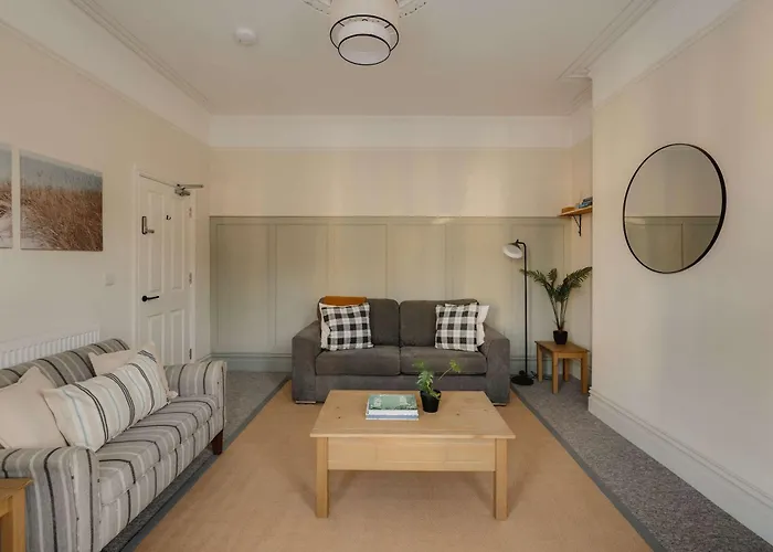 Spacious Three Bedroom House With Garden 布里斯托