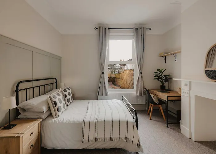 Spacious Three Bedroom House With Garden *