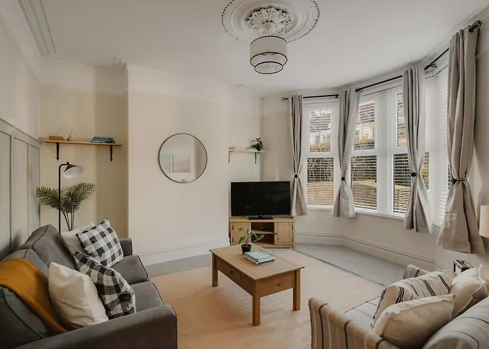 Spacious Three Bedroom House With Garden *