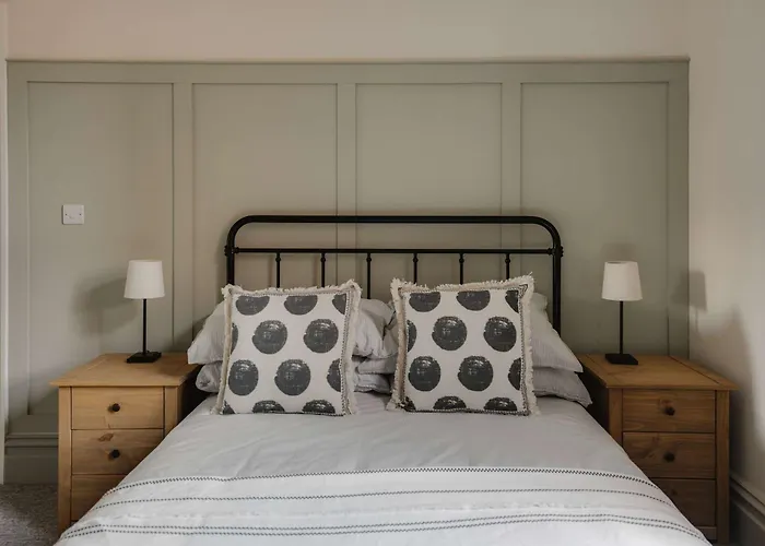 Spacious Three Bedroom House With Garden Bristol