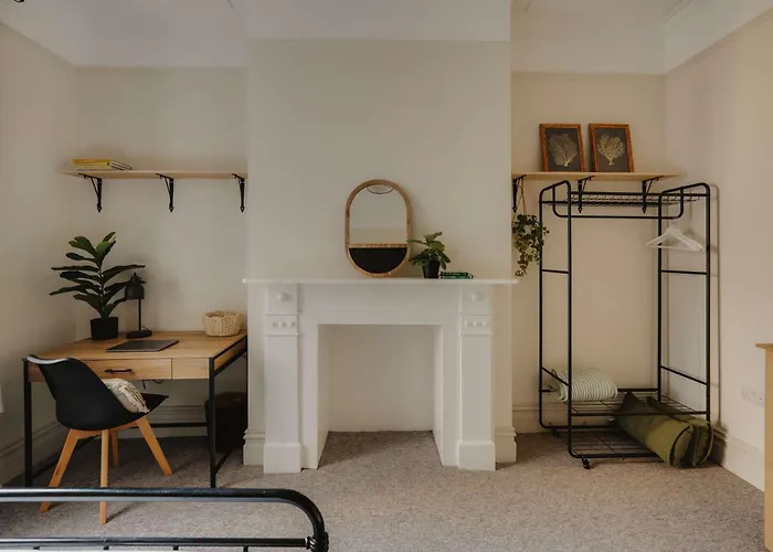 Spacious Three Bedroom House With Garden *