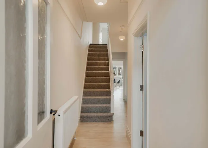 Spacious Three Bedroom House With Garden 度假居 布里斯托