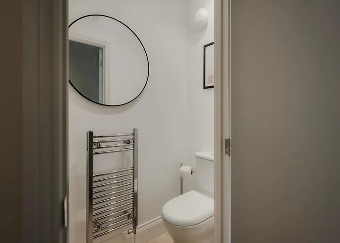 Spacious Three Bedroom House With Garden 度假居 *