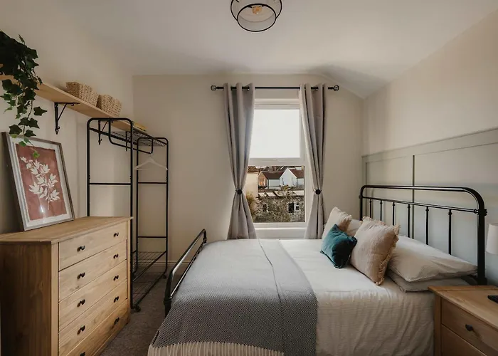 Spacious Three Bedroom House With Garden * Bristol