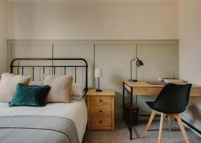 Spacious Three Bedroom House With Garden *