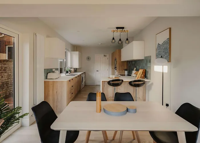 Spacious Three Bedroom House With Garden * 布里斯托