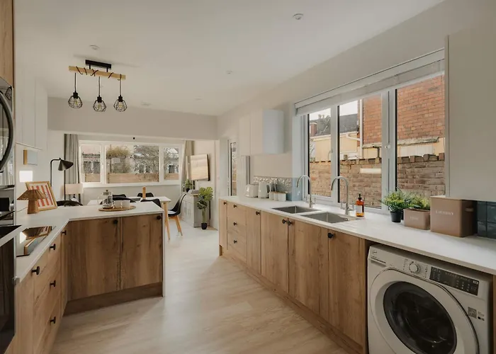 Spacious Three Bedroom House With Garden