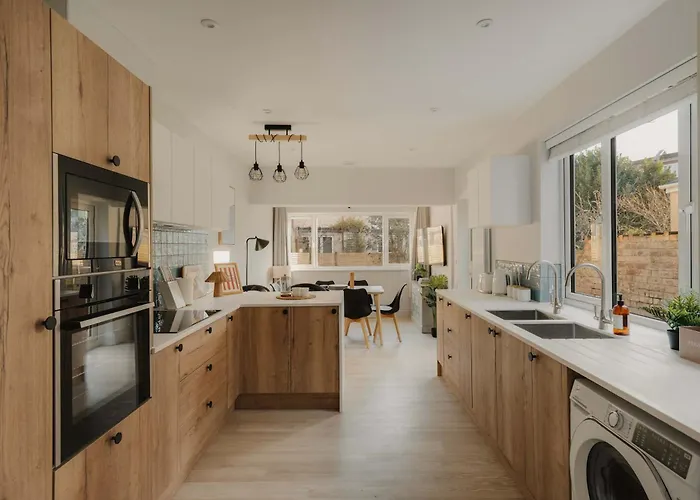 Spacious Three Bedroom House With Garden