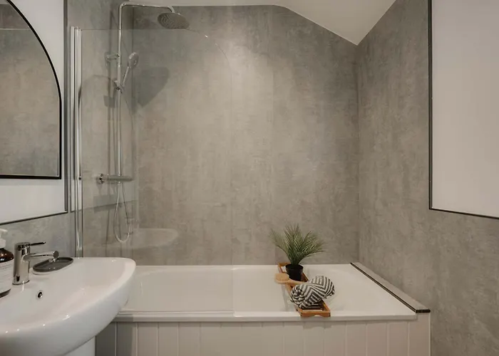 Spacious Three Bedroom House With Garden 度假居 *