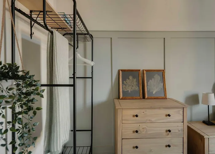 Spacious Three Bedroom House With Garden